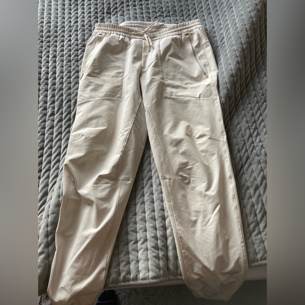 Lululemon license to train jogger. Color:bone Size:Large Condition: brand new